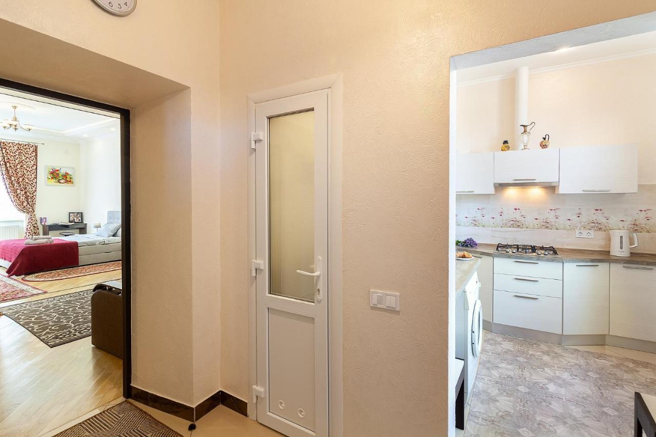 Apartment On Tamanska - Вулиця Дарії Гусяк リヴィウ エクステリア 写真